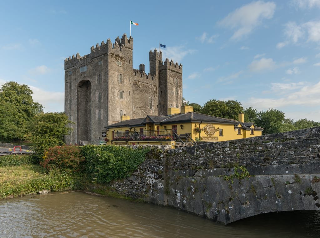 Bunratty Castle and Durty Nelly's pub, County Clare, near Shannon Airport